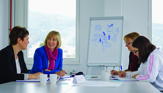 Team arbeitet gemeinsam in einem Workshop an Ideen zur mentalen Stärke, Konzentration und Stresskompetenz.